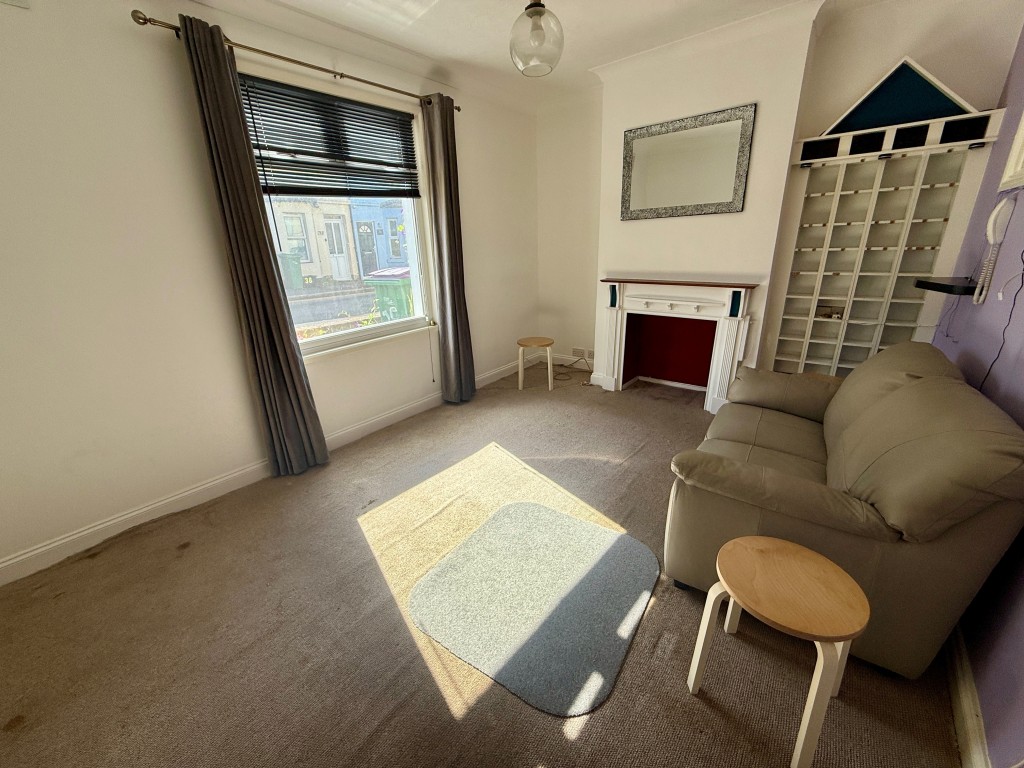 Lot: 16 - TWO-BEDROOM END-TERRACE HOUSE - Living room